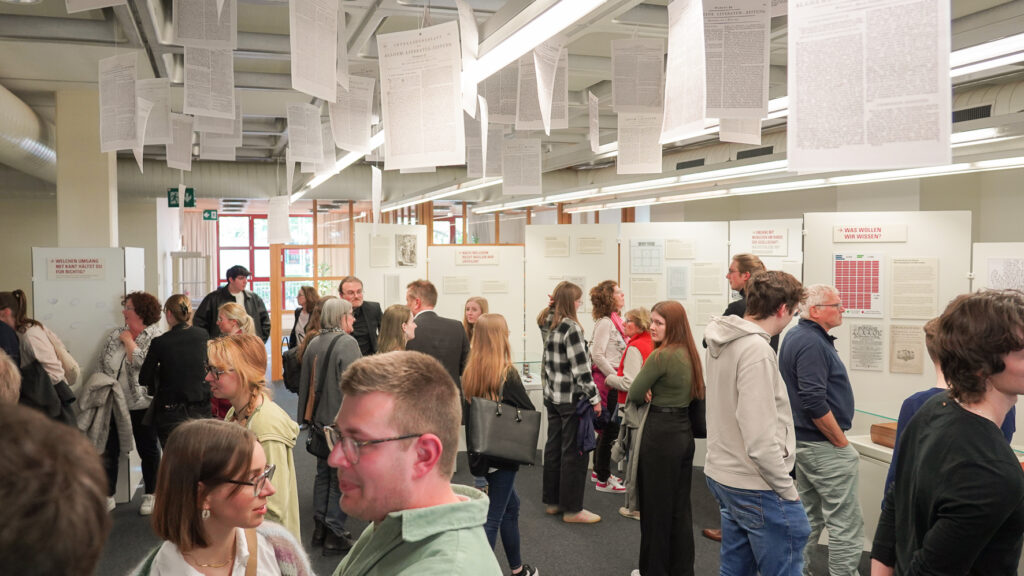 Vernissage am 22. April, Blick in die Ausstellung "Bewegende Bücher"
